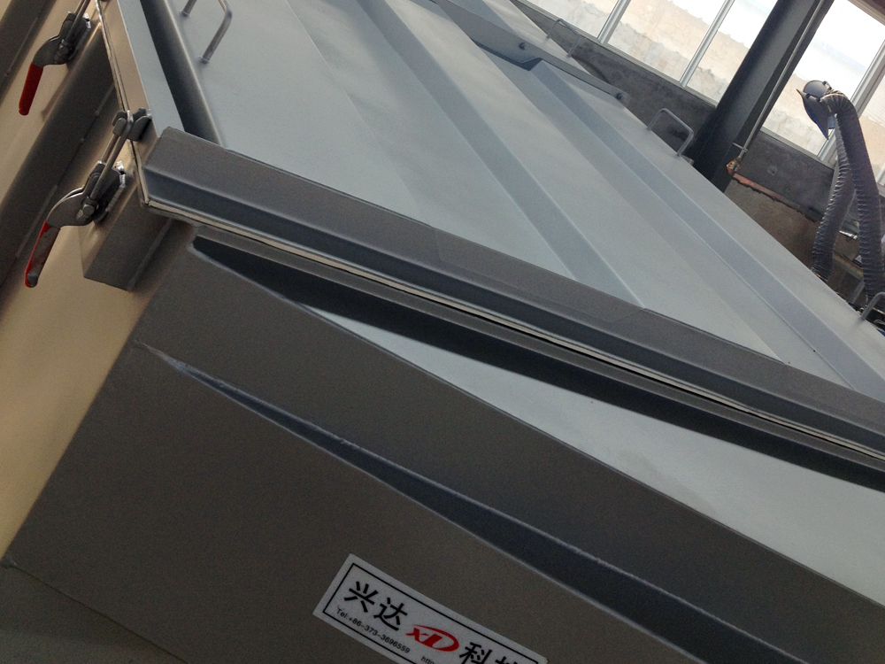 How to make the dust cover of the linear vibrating screen that needs dust removal